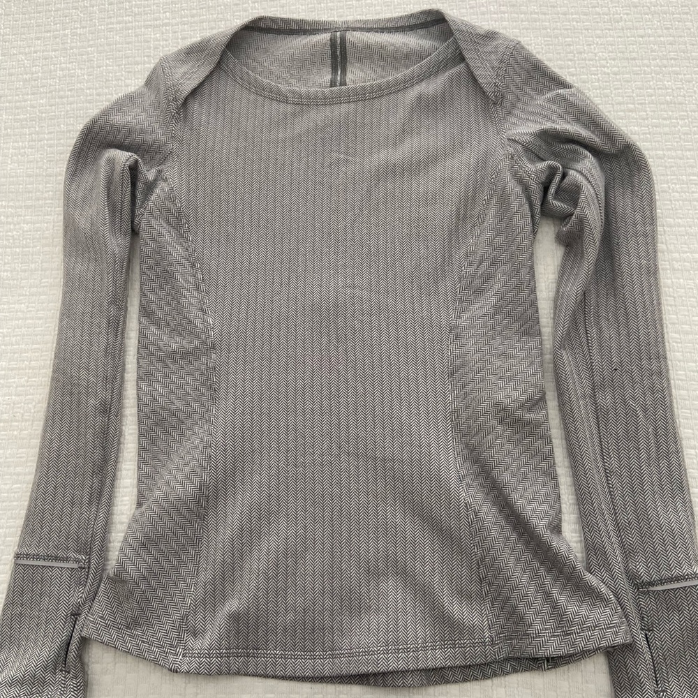 Luluulemon gray herringbone boatneck in size 8